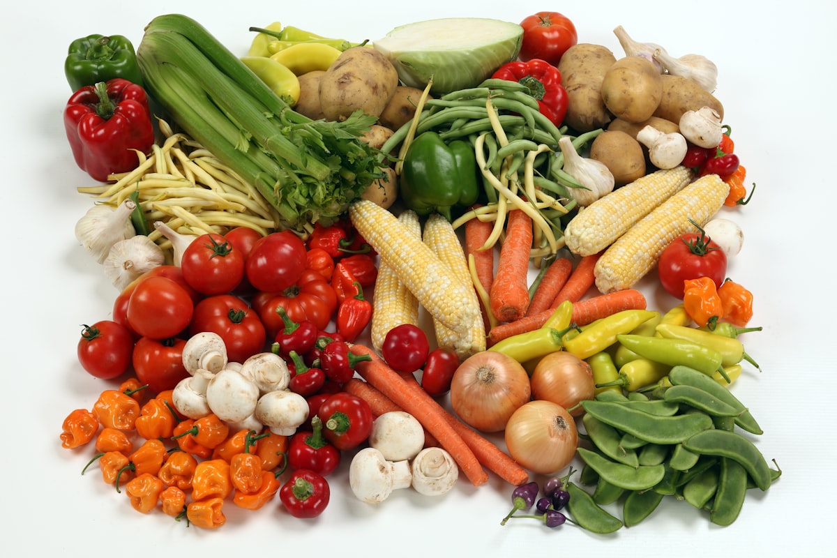 Menú nutritivo colorido con alimentos frescos