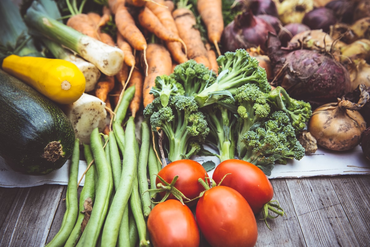 Plato colorido con vegetales frescos y nutrientes balanceados